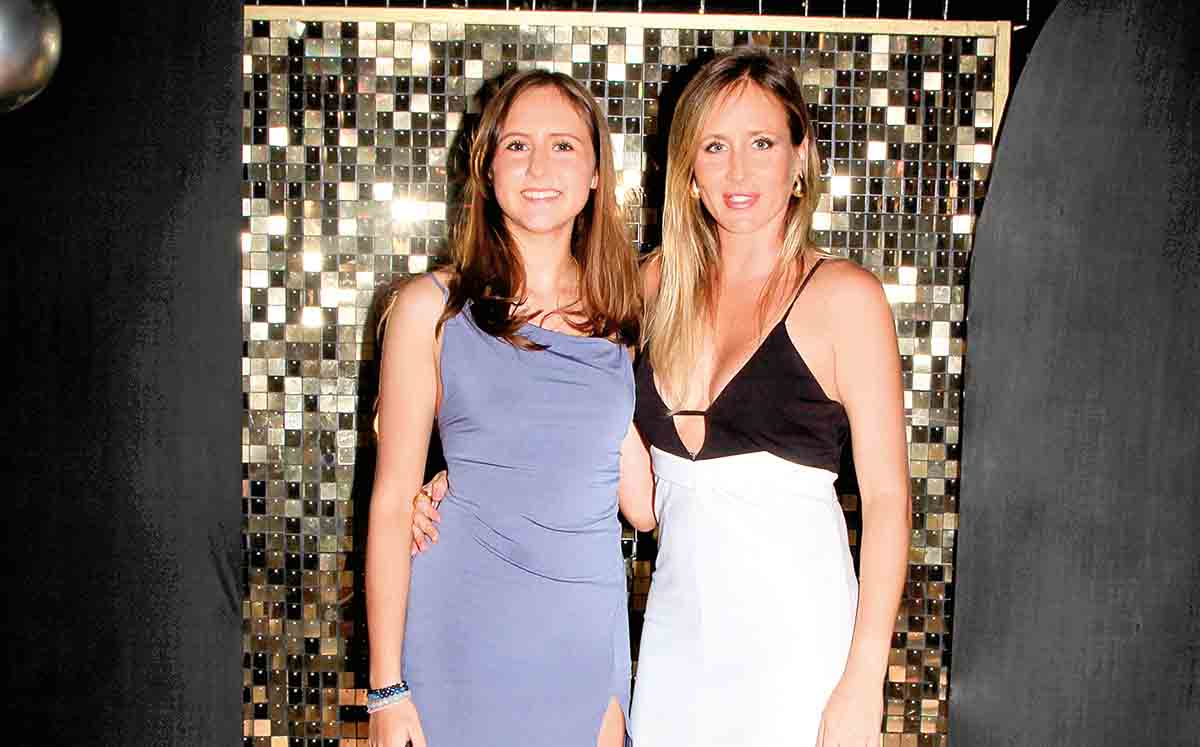 ANDREA GUTIÉRREZ Y MARÍA JOSÉ PELÁEZ felices en la graduación
