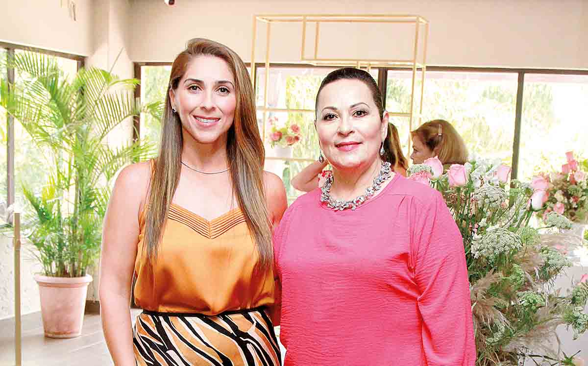 DENIS ALEMÁN Y ROCÍO ALCOCER no pararon de felicitar y llenar de abrazos y buenos deseos a la festejada