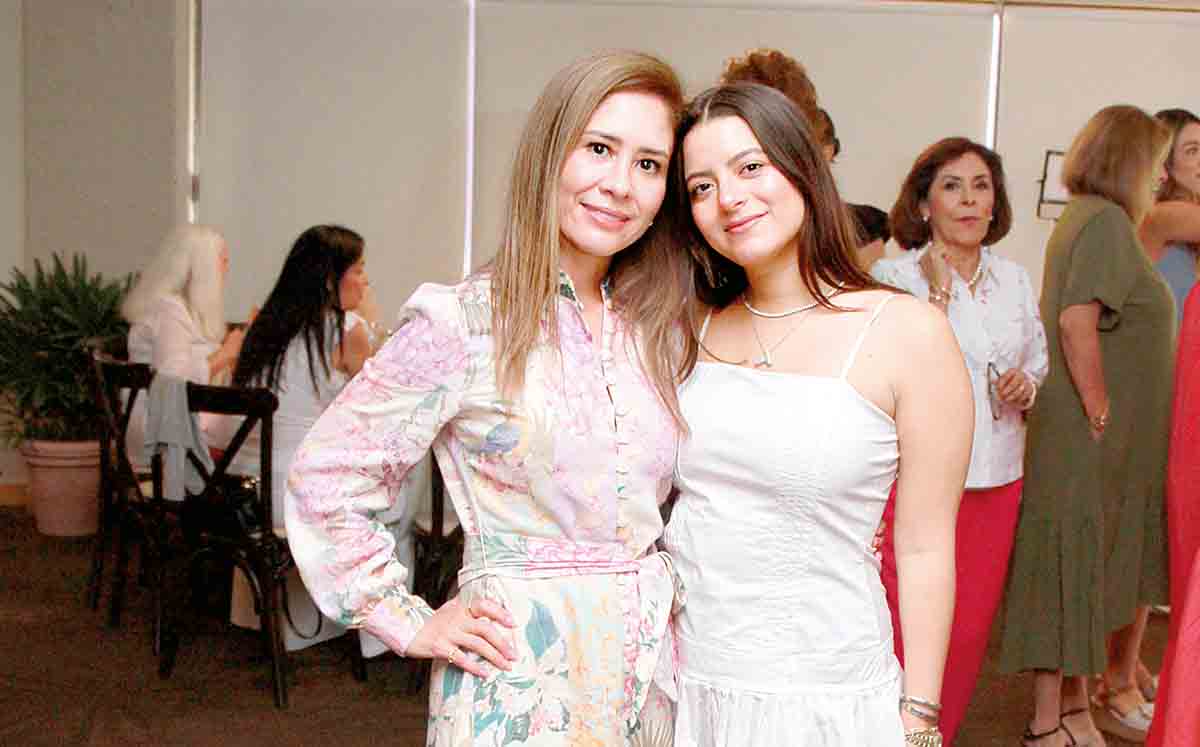 YANETH DE ARAGÓN Y TESSY DE HAGE degustaron de una entrada de fruta, crepas de pollo y una deliciosa mesa de postres