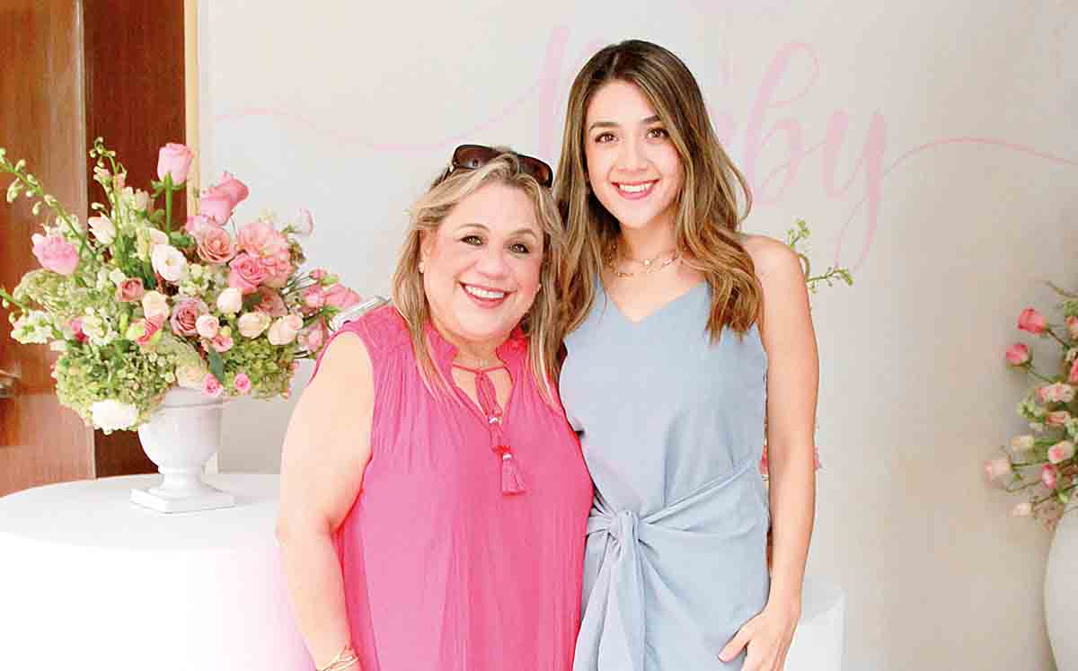 MARTHA AMADOR Y MARIANA MEZA recibieron un bálsamo de labios, separadores de libros y tapas para botellas como recuerdo