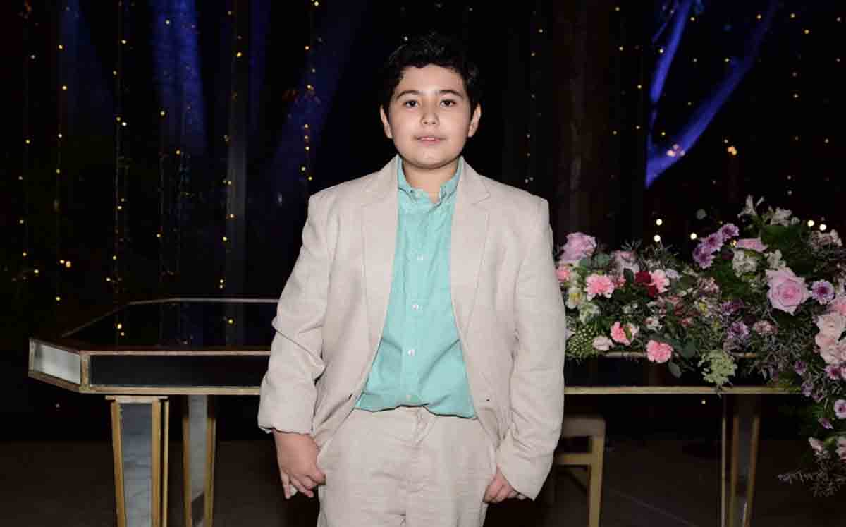 OCIEL MATA feliz de celebrar los XV años de su hermana