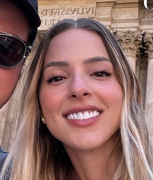 Mariana Rodríguez conquista Italia con vestido camisero (Foto: Instagram)