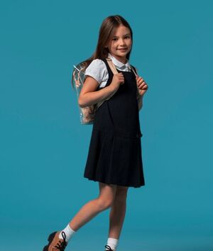 Uniformes y útiles escolares gratis (Freepik)