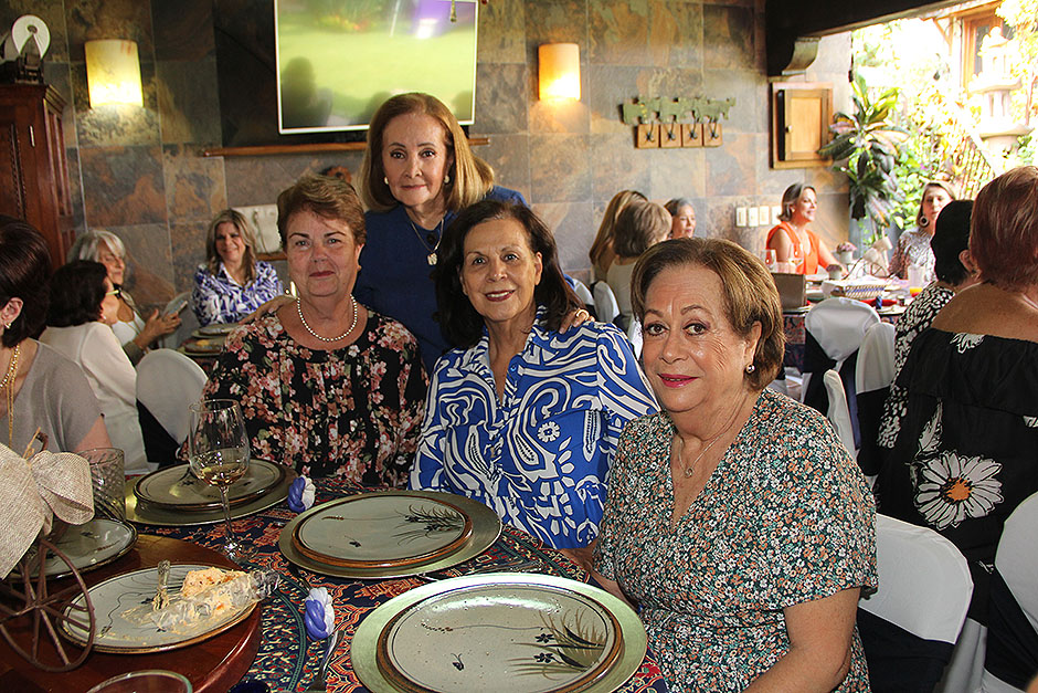 Susana Ochoa, Rosita Watanabe,  Enedina Castro y Carmen Robles.