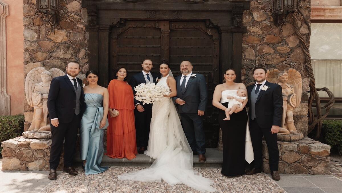 El novio con su familia