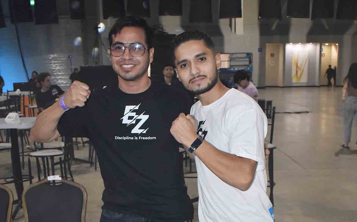 Asistentes del evento emocionados por las 10 peleas