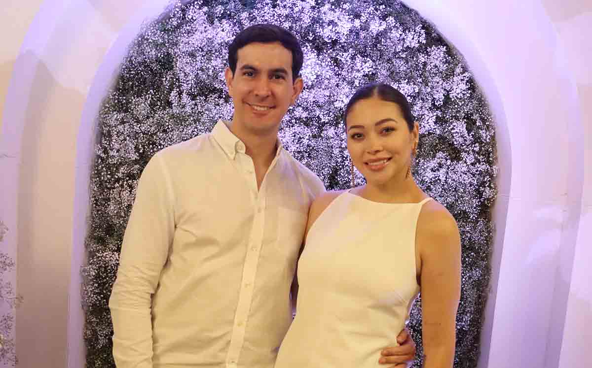 Invitados disfrutaron de la gran decoración llena de árboles con follajes verdes y globos tonalidades en blanco y azul pastel
