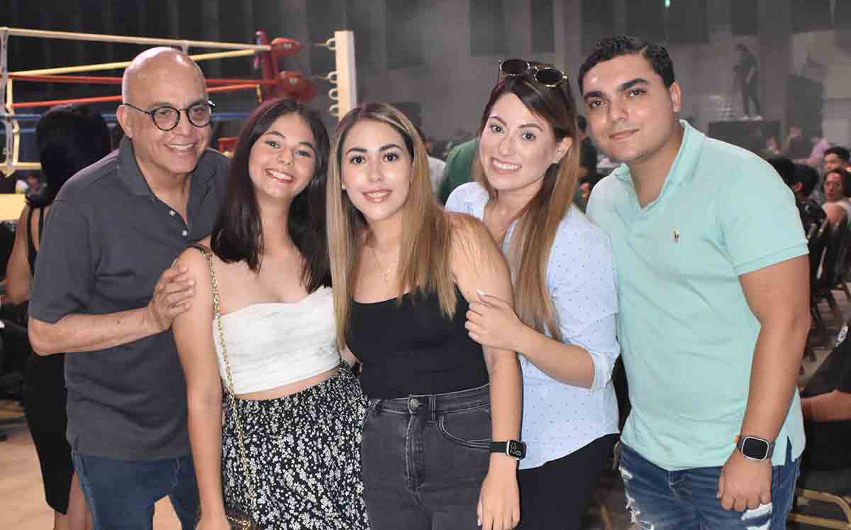 JAVIER SMITH, MÍA SMITH, VALERY  SMITH, KAREN LEE Y RICARDO GÓMEZ llegaron puntuales a la Expo Tampico