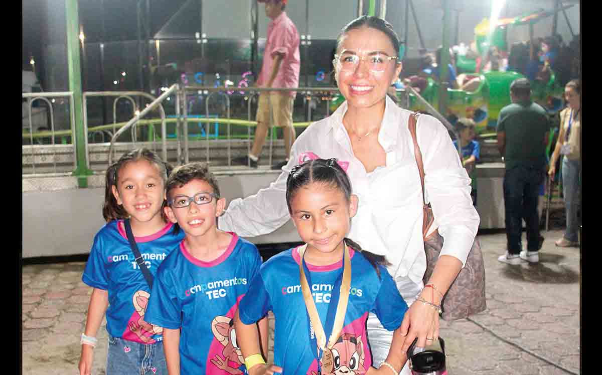 LESLIE GARCÍA, CARO MARTÍNEZ, MATEO ALCAZAR Y ARA VILLALOBOS disfrutaron de juegos mecánicos, inflables y stands de comida