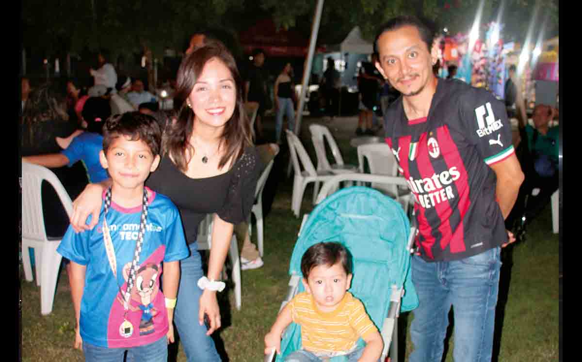 SANDRA VARGAS, MARIO CHONG, GUILLERMO CHONG Y ALEXANDER CHONG felices en la clausura del campamento del Tec de Monterrey