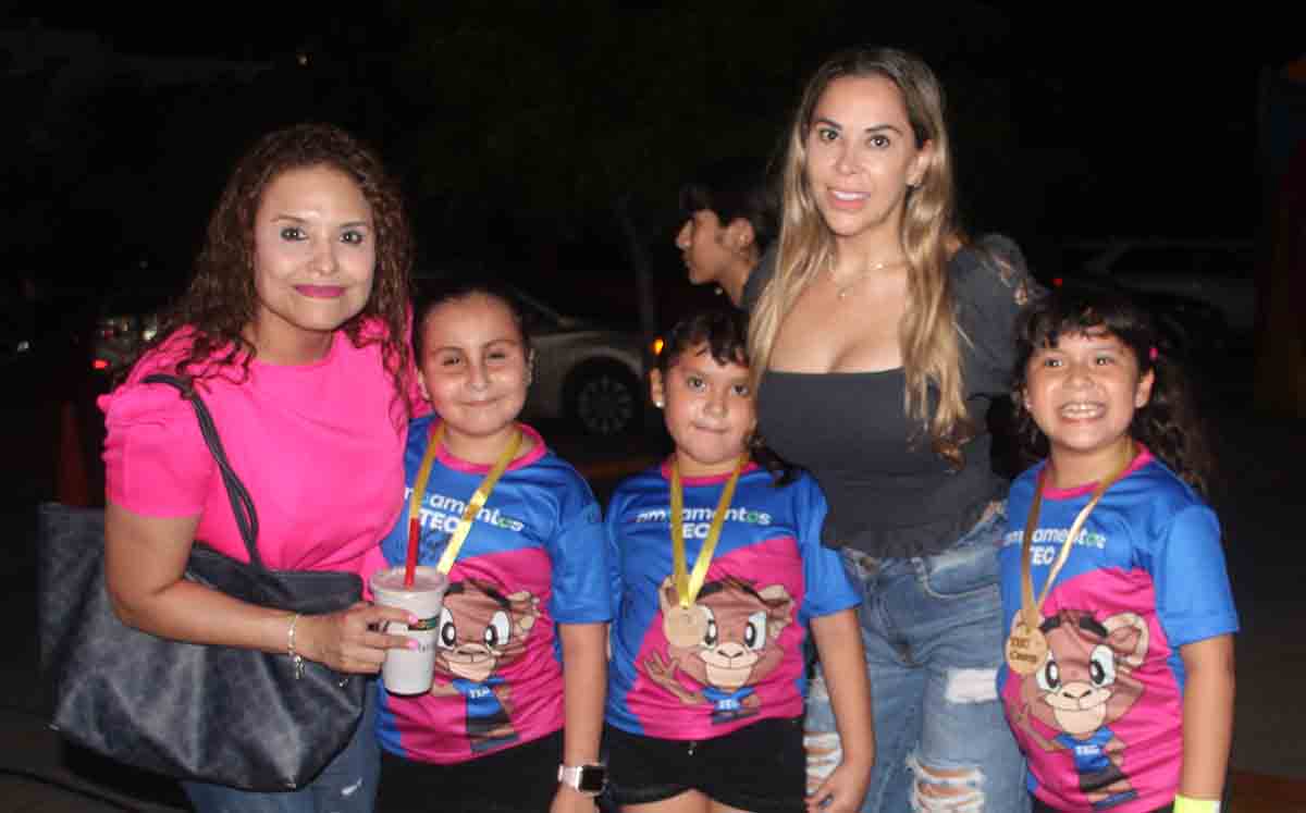Asistentes felices en el campamento del Tec de Monterrey