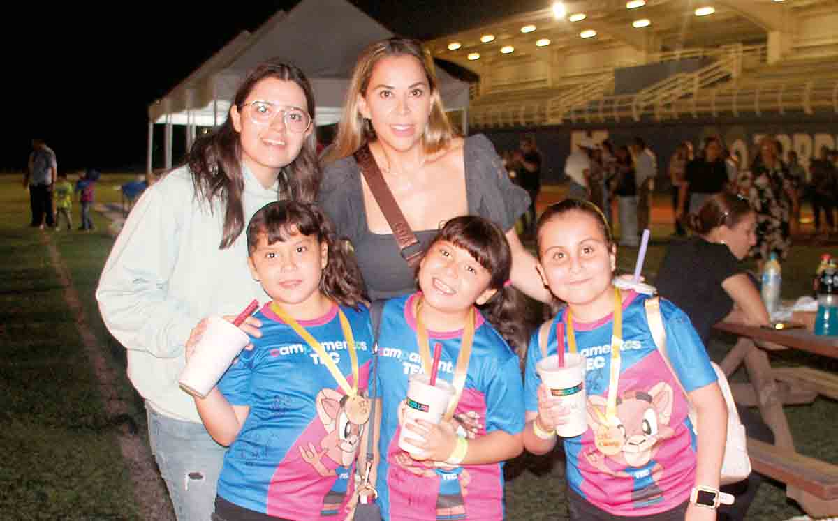 ESMERALDA CARPENTER, XIMENA GARDUÑO, IVANNA SALAZAR, ARANTZA SALAZAR Y PAOLA BONILLA niños se divertían en una kermés en formato feria