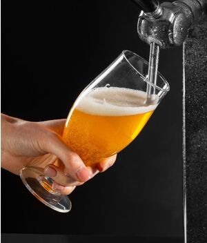 Qué son los baños de cerveza y cuáles son sus beneficios (Foto: Freepik)