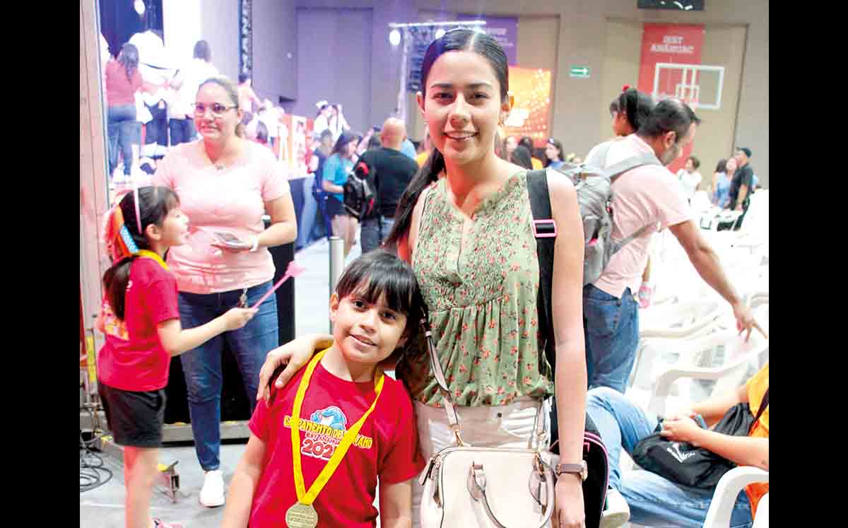 ESMERALDA SEGOVIA Y JAZMÍN HERNÁNDEZ disfrutaron de la obra de teatro a cargo de Martha Ponce
