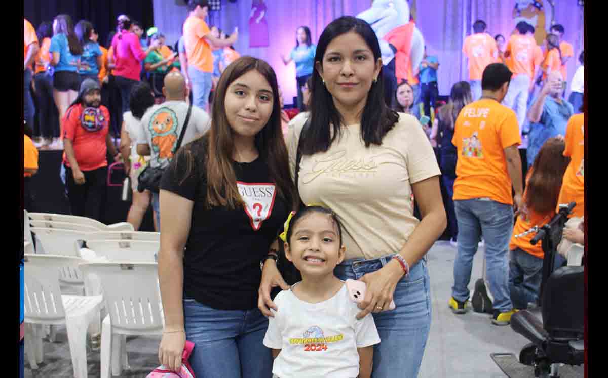 MELISSA CASTILLO, RENATTA MENDEZ Y YADIRA CASTILLO disfrutaron de la exhibición de karate