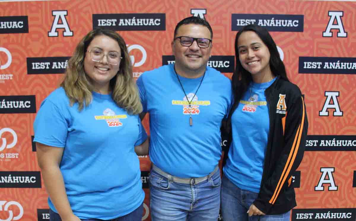 BETSABE RODRIGUEZ, JUAN JOSÉ ALVARADO Y ALEJANDRA ALEGRÍA felices del éxito del campamento del IEST Anáhuac