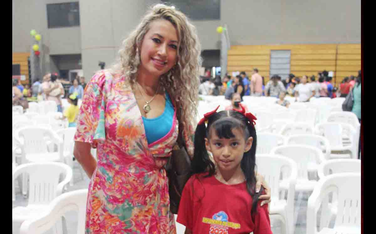 CONSTANZA ZAPATA Y DENISSE GUIDO felices de ser parte del campamento Un verano de aventura