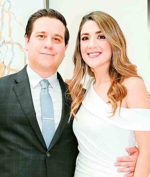 ANDRÉS RODRÍGUEZ Y MARIANA MEZA la feliz pareja comprometida