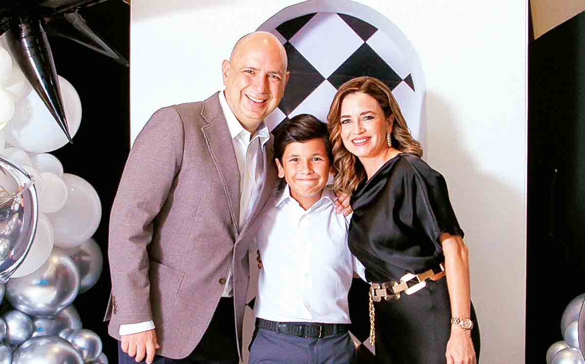 JUAN RÍOS Y CLAUDIA PESQUERA felices de que JUAN PABLO RÍOS terminará una etapa más