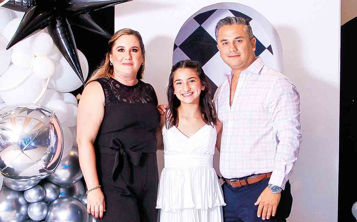 ANDREA LLAMAZARES, ANDREA SARO Y VICENTE SARO llegaron puntuales al festejo