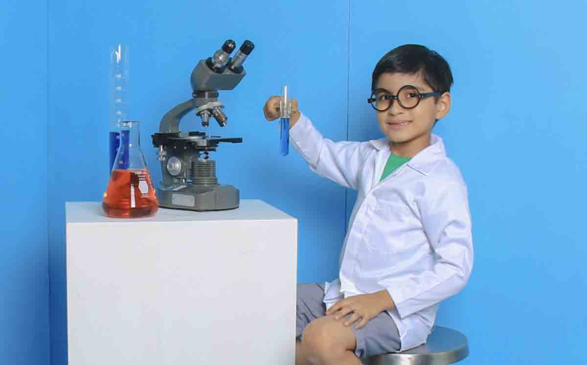 asistente feliz de descubrir una nueva profesión