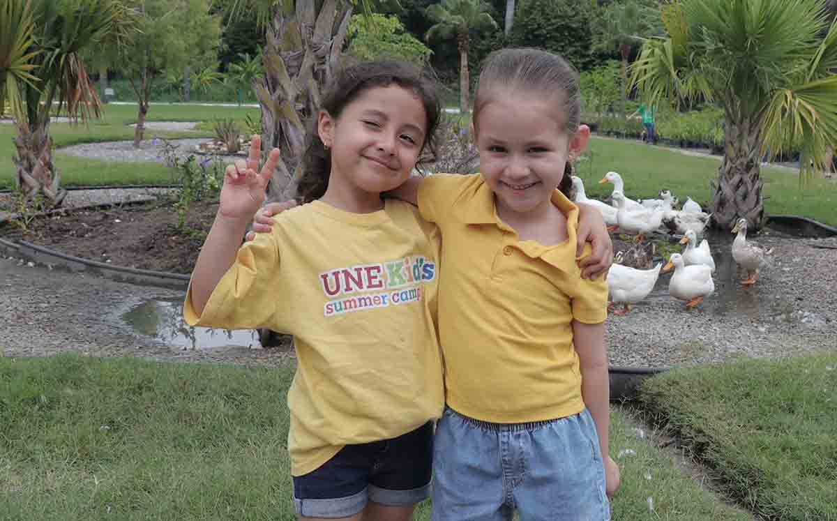 LILIA OCHOA Y ANA PAULA GONZÁLEZ felices en el Vivero Didáctico Municipal de Tampico