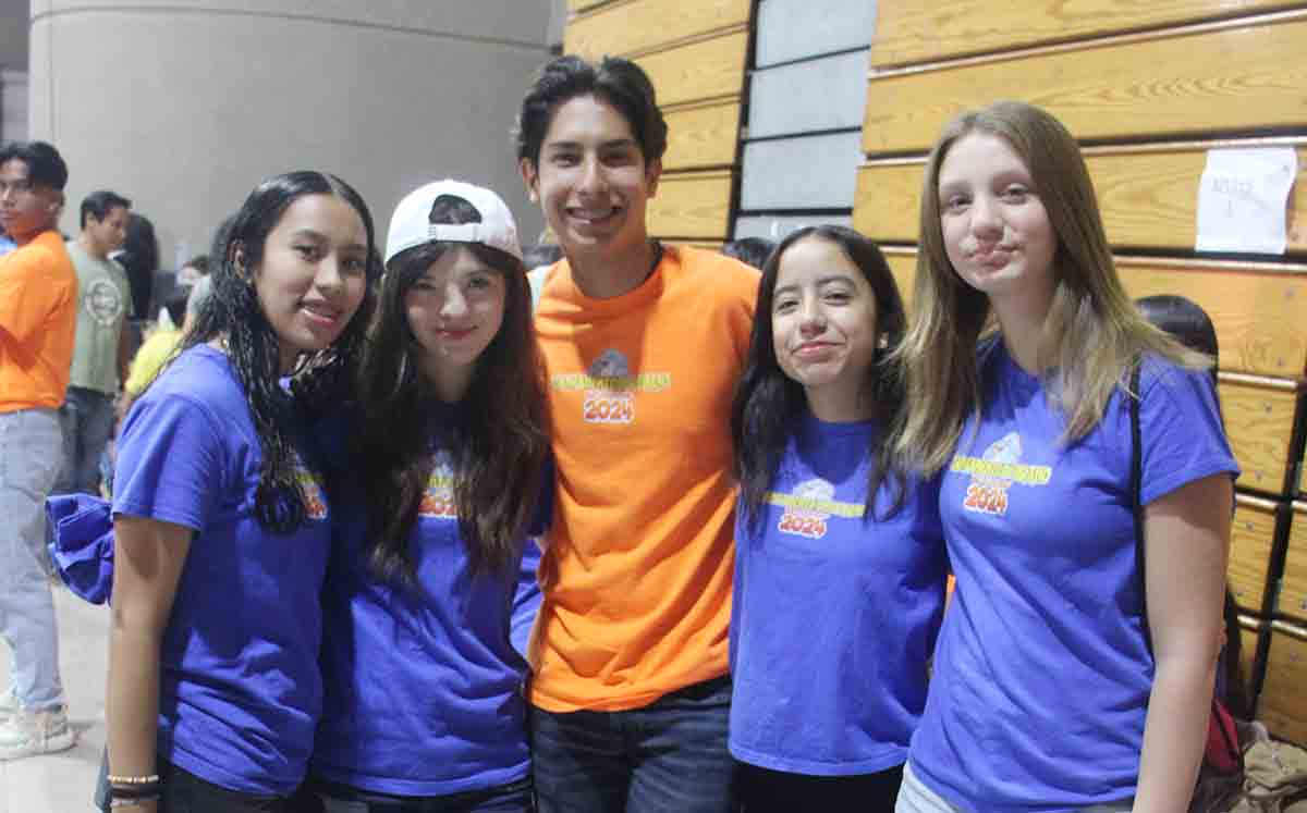 REGINA ZURRICANDAY, OLIVIA GARCÍA, REGINA LOMAD Y LUCY LARA junto a su guía  LEONARDO MANRIQUEZ