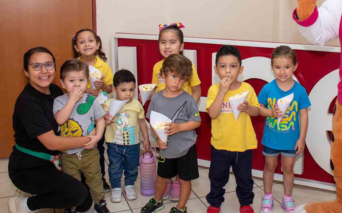 ZARA ALCOCER, KARIM TOVAR, VALERIA ZUÑIGA, MARCUS FLORES, DANTE FLORES, JOSÉ GERARDO SIERRA, ANA SOFÍA HERNÁNDEZ Y LILIANA BLANCO en el Cine club