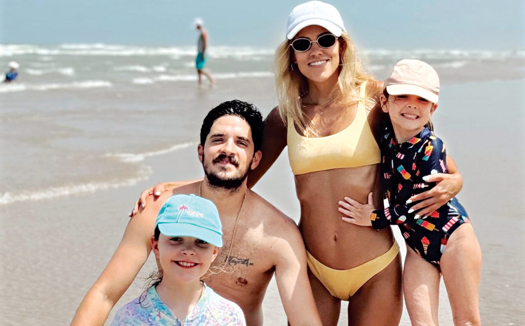 Ale Kawas y Daniel Orozco junto a sus hijas Mila y Eva Orozco  / Fotos: Cortesía