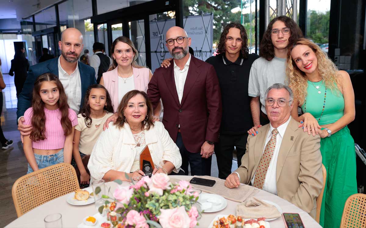 José Carreño, Renata Carreño, Roberta Carreño, Diana Velarde, Ludivina Lozano, Héctor Velarde, Mariano Fons, Alejandro Fons, Ludivina Velarde y H