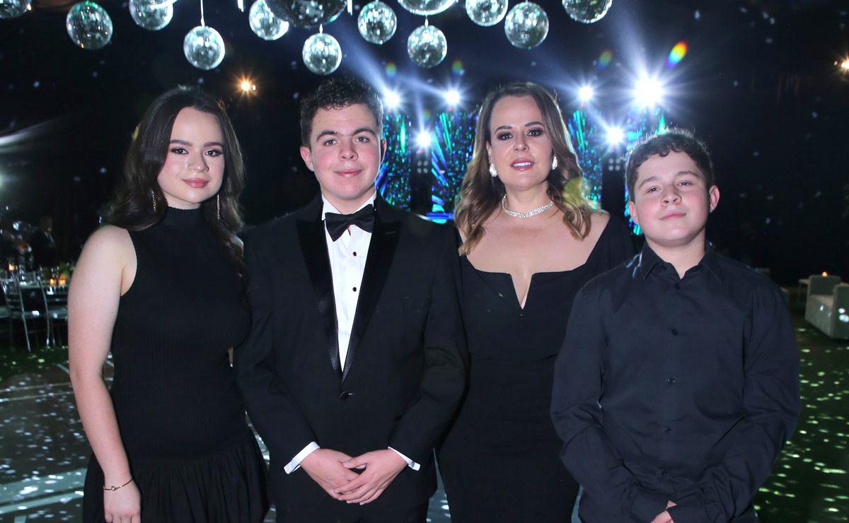 Valeria, Carlos, Alejandra y Óscar