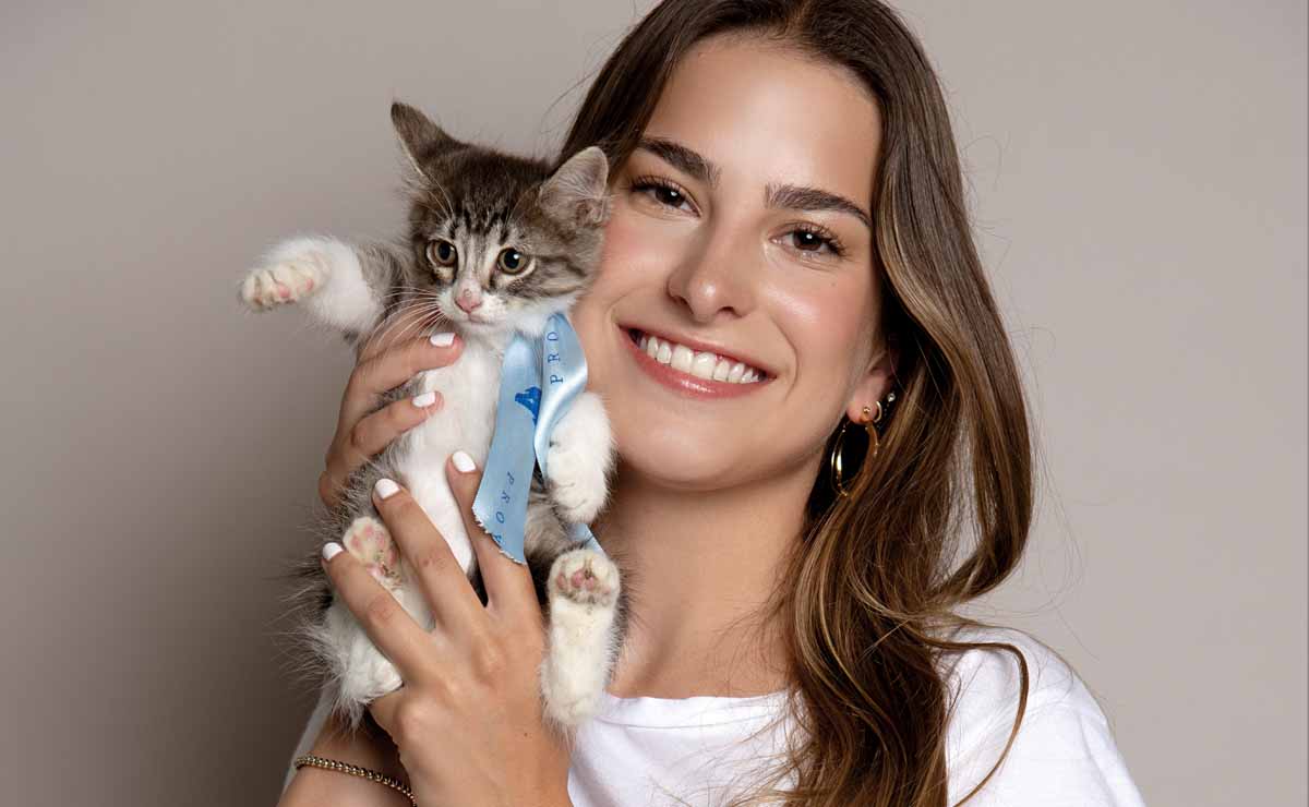 Valeria de la Garza con Marte. ¡EN ADOPCIÓN!