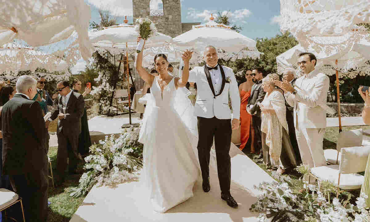 La pareja a la salida de la ceremonia religiosa