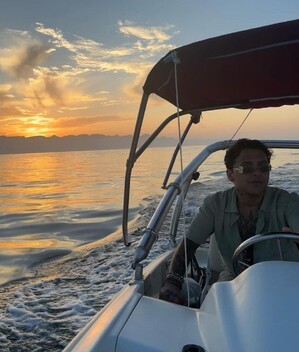 Postal de la luna de miel de Ángela Aguilar y Christian Nodal