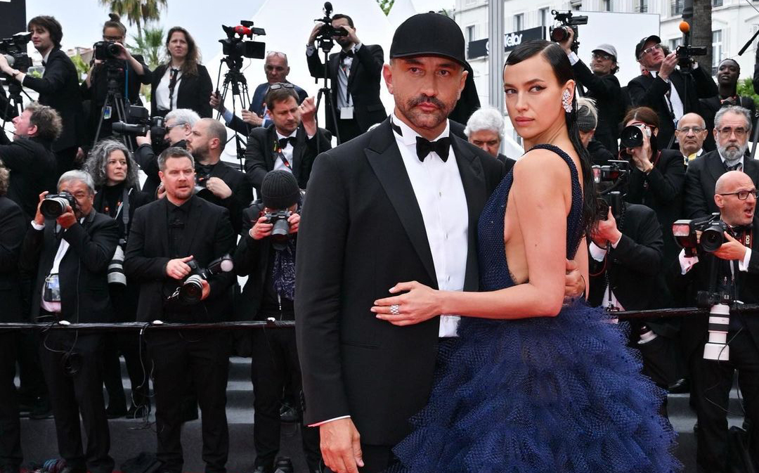Riccardo Tisci con Irina Shayk, quien luce un vestido del diseñador, en Cannes.