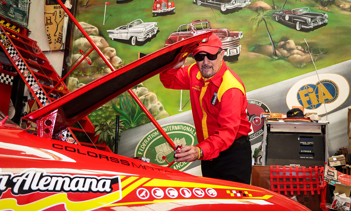 Arturo Tejada con su vehículo de la competencia.