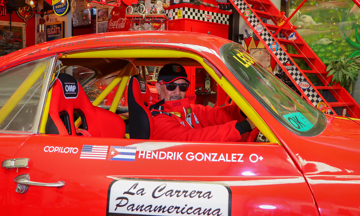 Arturo Tejada dentro de su vehículo.