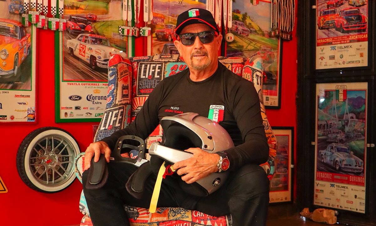 Arturo tejada portando su uniforme.
