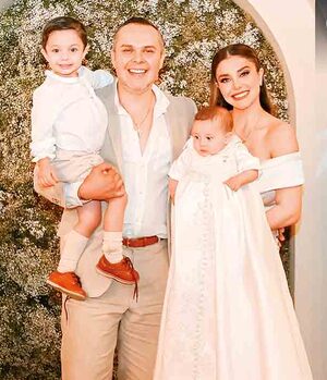 NICOLÁS ALMARAZ, FERNANDO ALMARAZ Y CITLALY HIGUERA felices de celebrar el bautizo de VALENTINO ALMARAZ