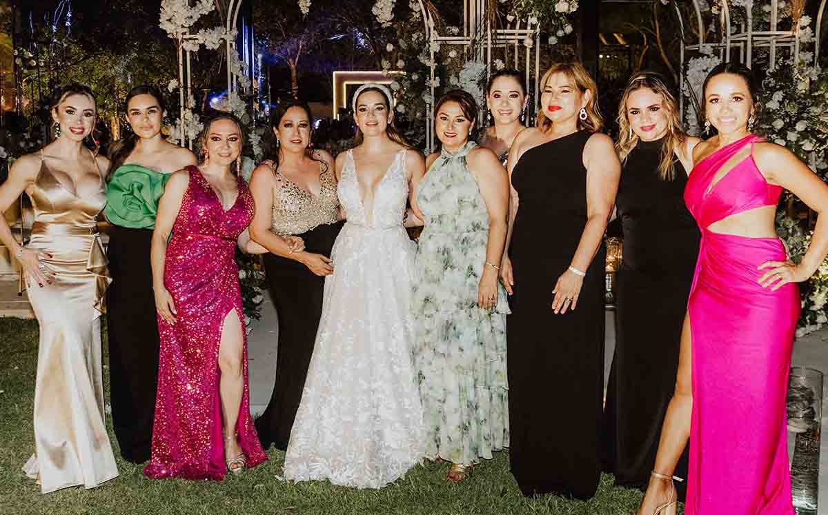 Asistentes llegaron con sus mejores vestidos a la boda