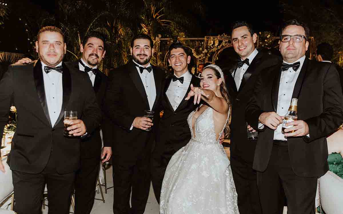 Asistentes llegaron con sus mejores trajes