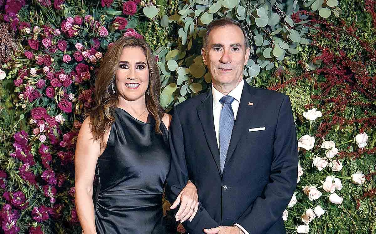 Asistentes muy felices de participar la pedida para reina de María Isabel