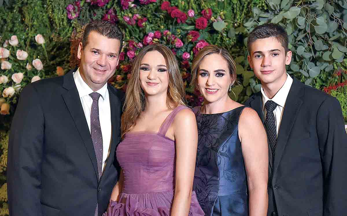 EDUARDO INGUANZO, MARÍA ISABEL INGUANZO, MARISA GÓMEZ Y EDUARDO INGUANZO orgullosos de la próxima reina