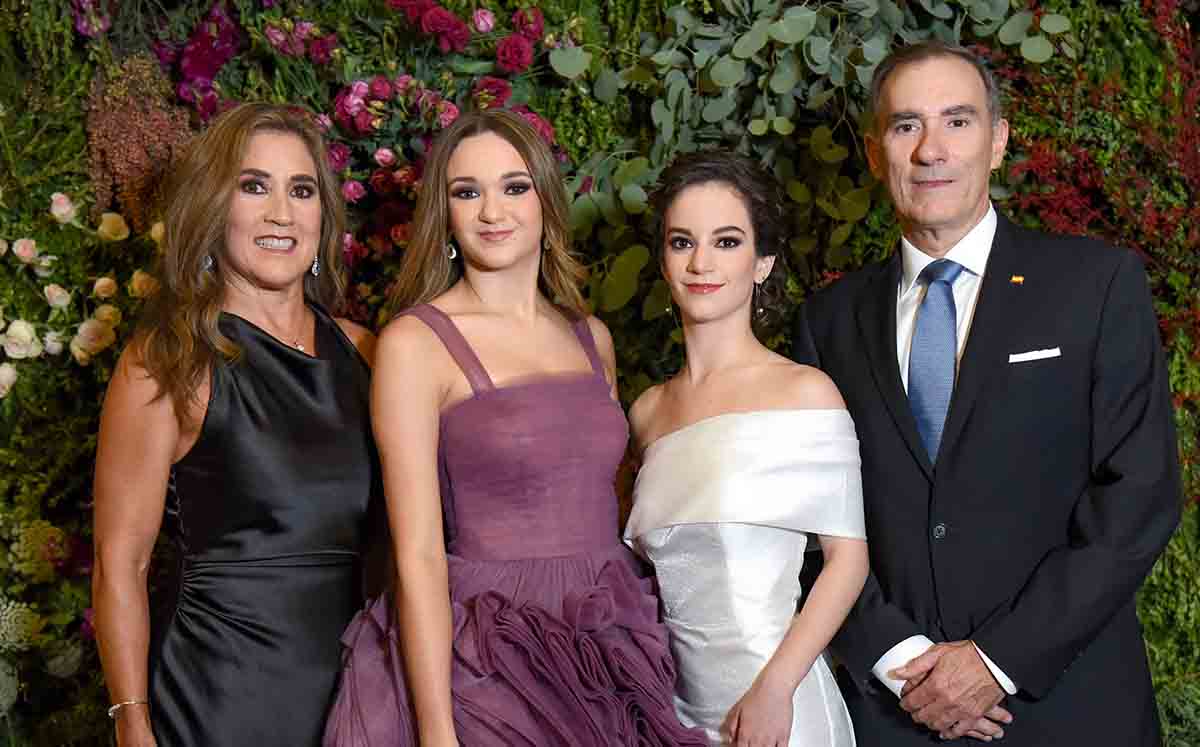 MARCELA TAMAYO, MARÍA ISABEL INGUANZO Y ROBERTO ARGUELLO junto a ANA MARY MARTÍNEZ la reina saliente