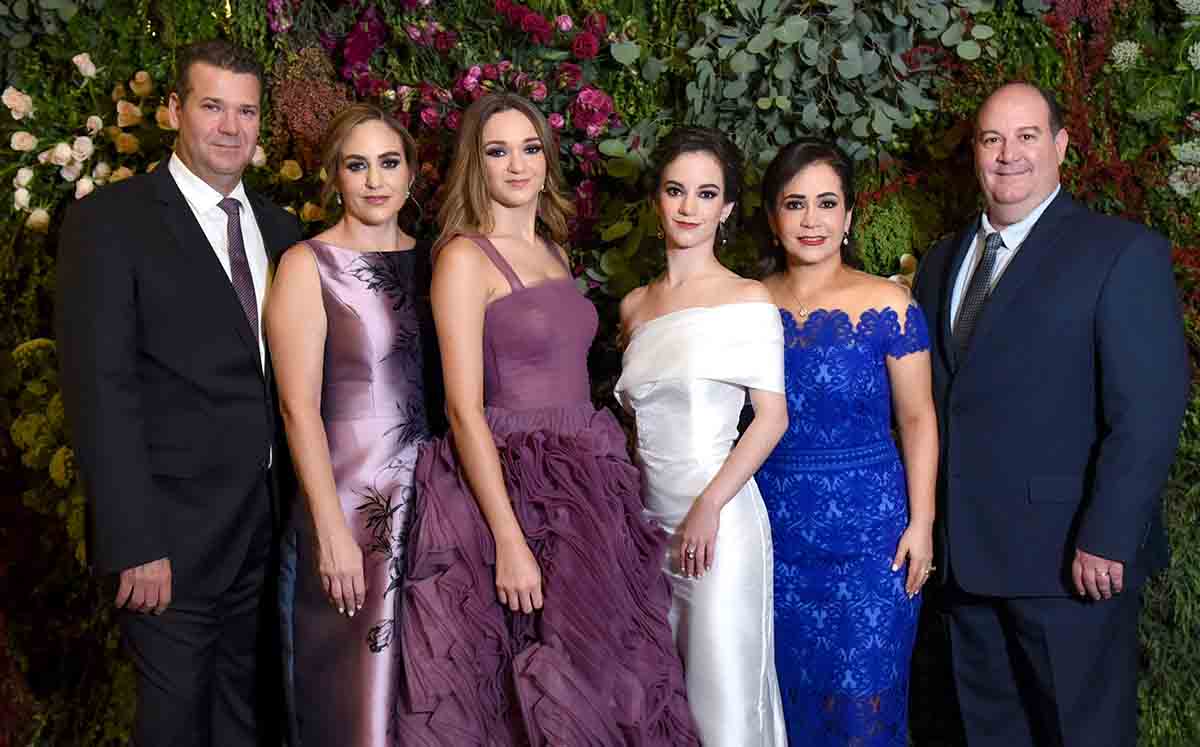EDUARDO INGUANZO, MARCELA TAMAYO, MARÍA ISABEL INGUANZO, ANA MARY MARTÍNEZ, ANA MARY ROMO Y FERNANDO MARTÍNEZ felices en la pedida