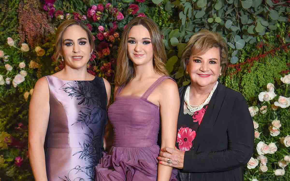 Asistentes felices por el fin y el inicio de un nuevo reinado