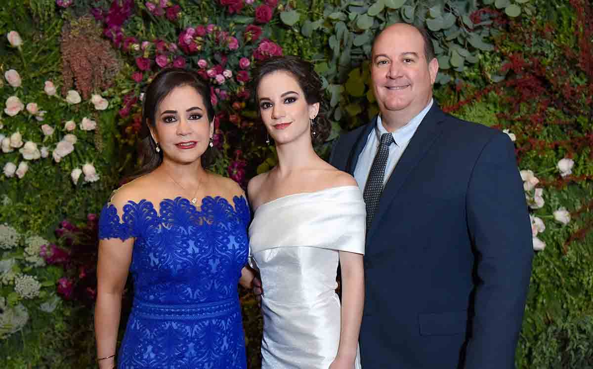 ANA MARY ROMO, ANA MARY MARTÍNEZ, FERNANDO MARTÍNEZ felices después de un gran año de representación al club