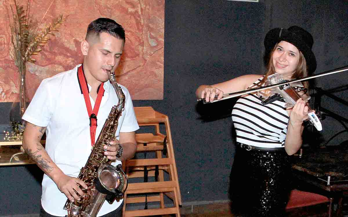 La música estuvio a cargo de Melissa Rueda y Aram Castro de Violin y Sax Music
