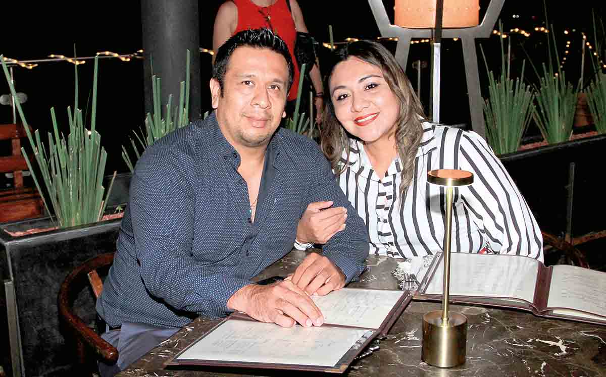 MARIO SÁNCHEZ Y BLANCA LÓPEZ felices en la romántica noche
