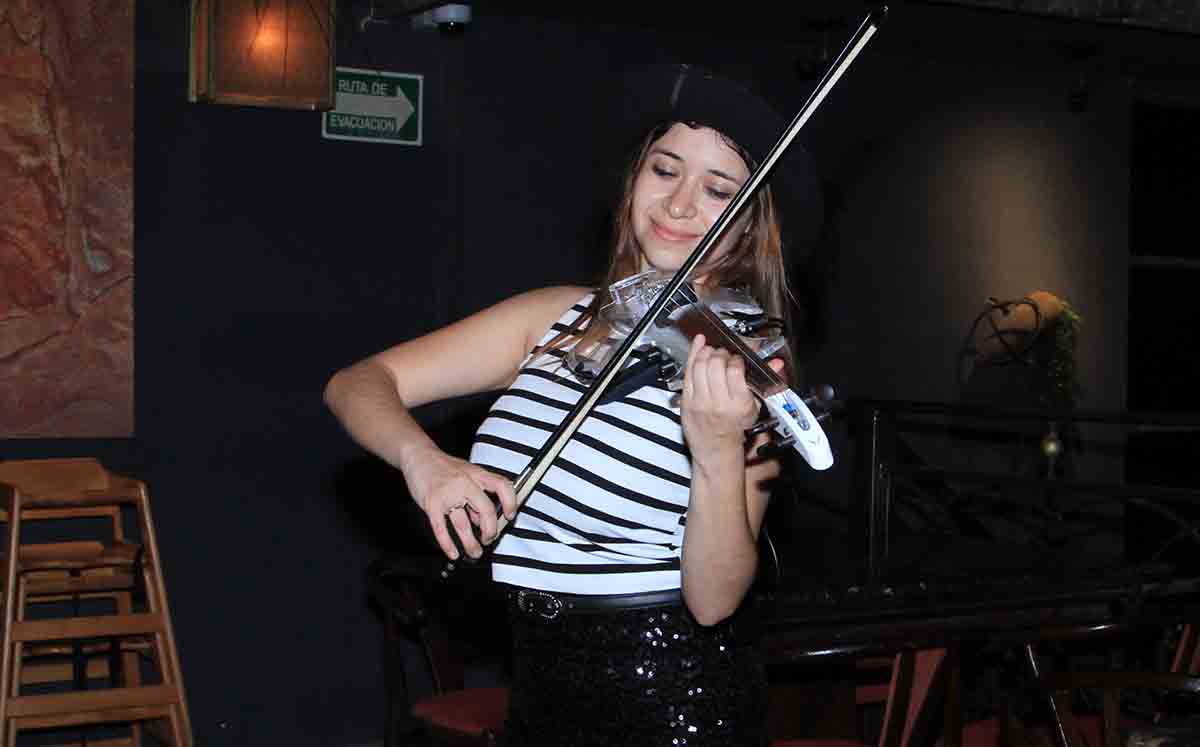Melissa Rueda estuvo ambientando en el violín